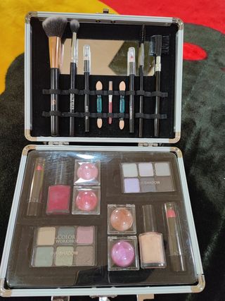 Maletín de maquillaje pequeño de segunda mano por 22 EUR en Juneda en  WALLAPOP