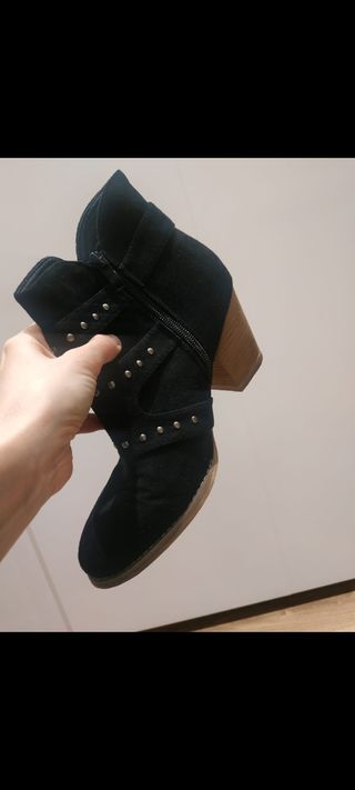 Botines camperos negros mujer tacón de segunda mano por 12 EUR en Cornellà  de Llobregat en WALLAPOP