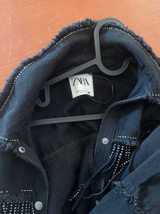 Chaqueta zara negra flecos de segunda mano por 30 EUR en Badajoz en WALLAPOP