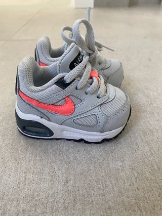 Zapatillas Nike Air Max bebé talla 17 de segunda mano por 28 EUR en Granada  en WALLAPOP