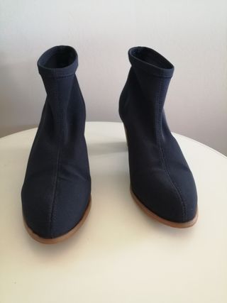 Botín marca Natalia Blanco azul de licra. Talla 38 de segunda mano por 25  EUR en Gijón en WALLAPOP