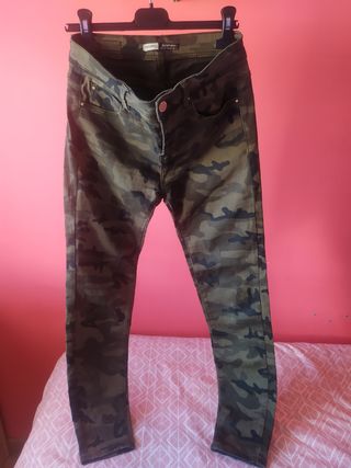 Pantalon Camuflaje Vaquero Stradivarius de segunda mano por 7 EUR en Teruel  en WALLAPOP