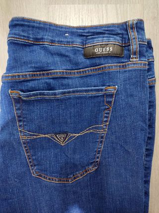 Vaqueros Guess hombre de segunda mano por 32 EUR en Graus en WALLAPOP