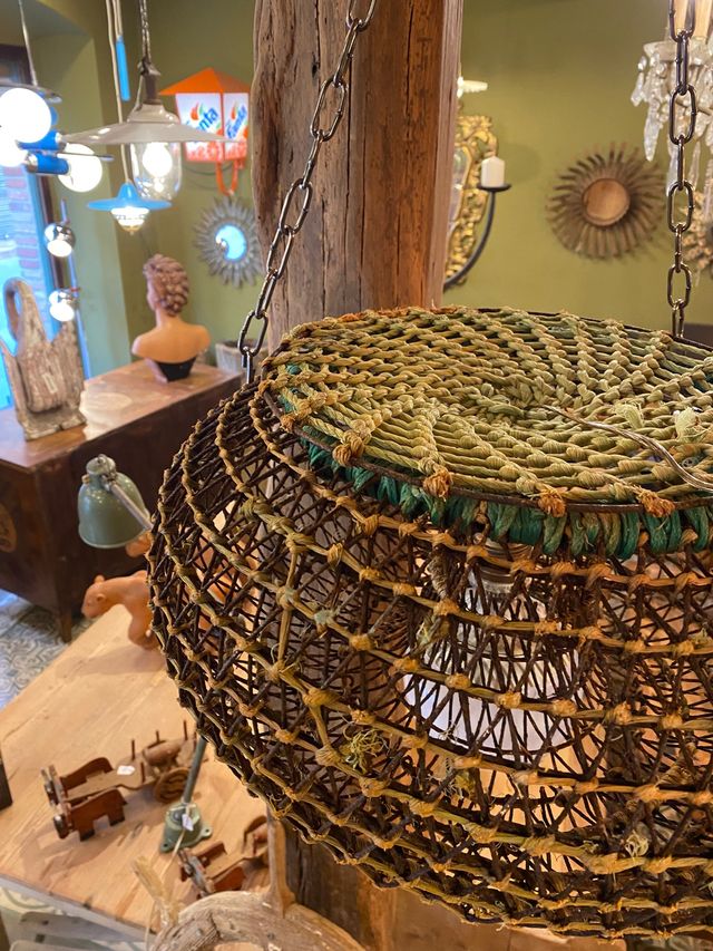 Lámpara  hecha de una nasa de pesca antigua