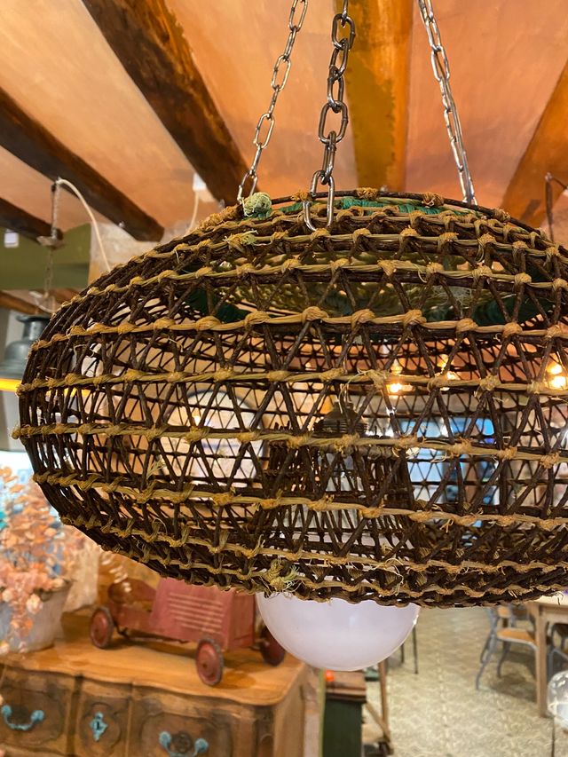 Lámpara  hecha de una nasa de pesca antigua