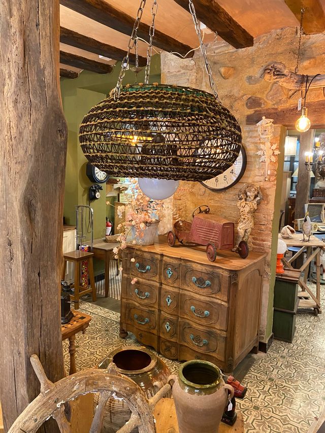 Lámpara  hecha de una nasa de pesca antigua