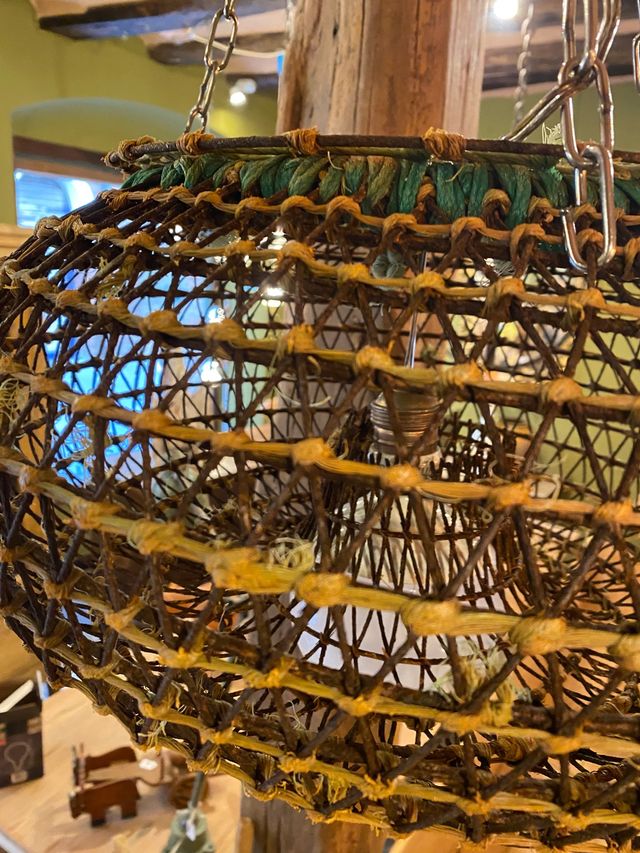 Lámpara  hecha de una nasa de pesca antigua