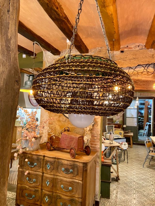 Lámpara  hecha de una nasa de pesca antigua