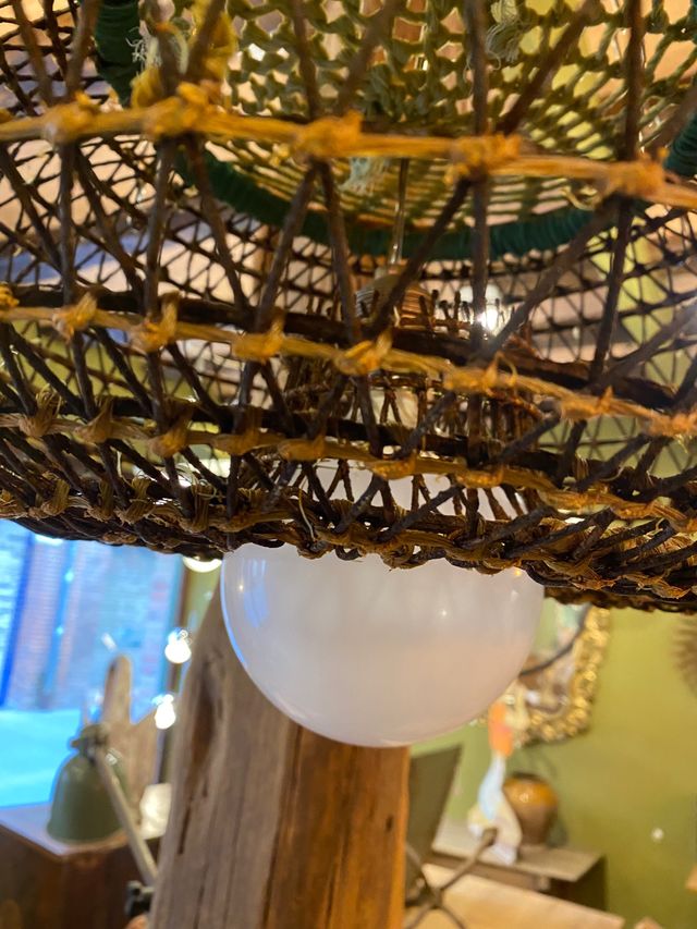 Lámpara  hecha de una nasa de pesca antigua