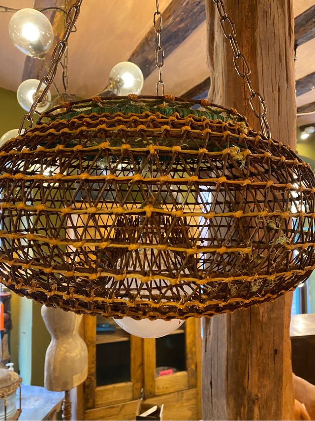 Lámpara  hecha de una nasa de pesca antigua