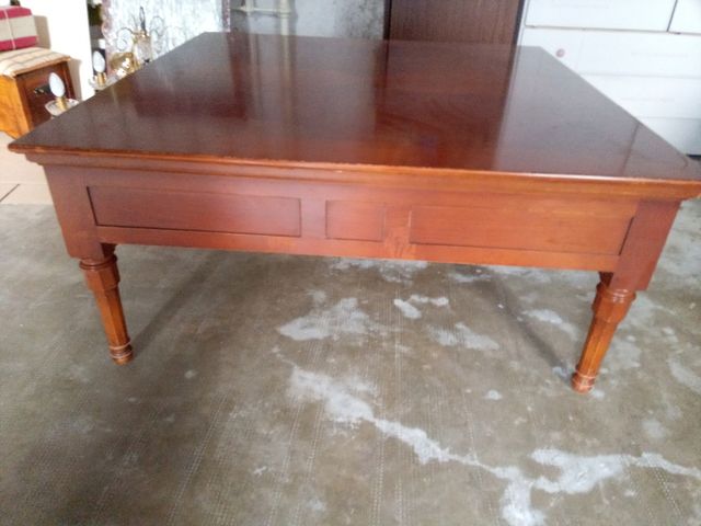 Mesa de madera de cerezo