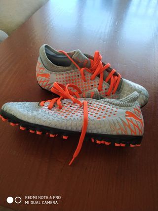 Botas Futbol Puma multitaco de segunda mano por 20 EUR en Alcorcón en  WALLAPOP