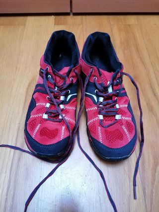 Zapatillas Trekking Quechua de segunda mano por 16 EUR en Monreal en  WALLAPOP