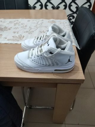 Zapatillas Jordan talla 37\\'5 de segunda mano por 35 EUR en Terrassa en  WALLAPOP