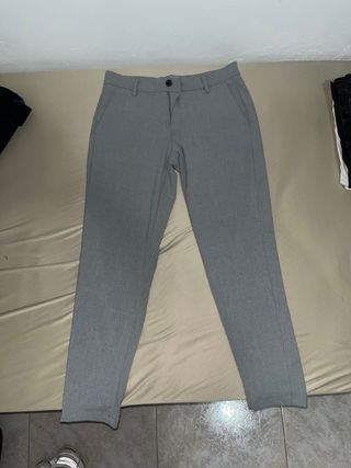 Pantalon vestir bershka de segunda mano por 10 EUR en Playa Playa del Cable  en WALLAPOP