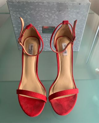 Sandalia tacón roja de segunda mano por 5 EUR en Alicante en WALLAPOP