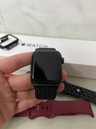 Apple Watch SE negro de segunda mano por 250 EUR en El Entrego en WALLAPOP