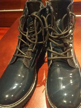 Botines mujer charol azul de segunda mano por 40 EUR en Ourense en WALLAPOP