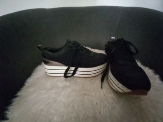 Zapatillas con plataforma negras de Zara de segunda mano por 15 EUR en  Castellón de la Plana en WALLAPOP