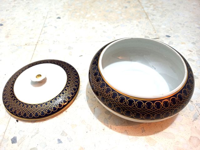 Joyero de cerámica blanco con adornos