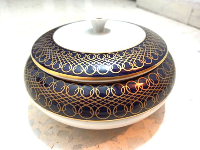 Joyero de cerámica blanco con adornos