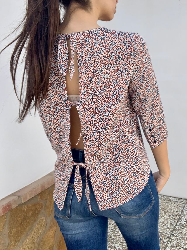 Blusa estampada con lazos ZARA
