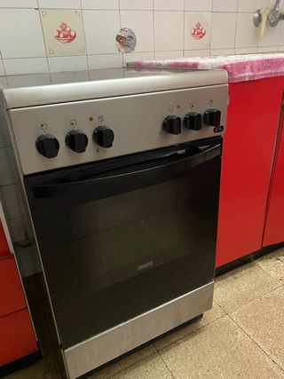 Cocina vitrocerámica con horno integrado de segunda mano por 180 EUR en  Barcelona en WALLAPOP