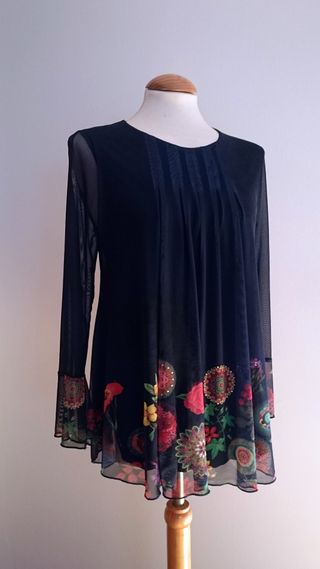 Blusón Desigual de segunda mano por 28 EUR en Valladolid en WALLAPOP