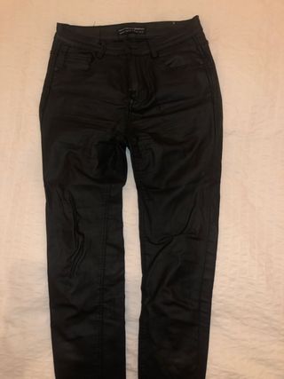 Pantalón polipiel negro Stradivarius de segunda mano por 12 EUR en  Rivas-Vaciamadrid en WALLAPOP