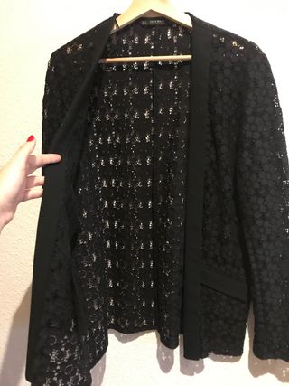 Chaqueta blazer encaje Zara de segunda mano por 10 EUR en Madrid en WALLAPOP