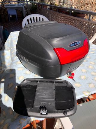 COFRE\\/MALETA SHAD SH40 + RESPALDO de segunda mano por 55 EUR en Córdoba en  WALLAPOP