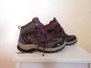Botas montaña y trekking Quechua de segunda mano por 30 EUR en Rubí en  WALLAPOP