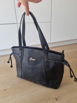 Bolso de mano Guess negro de segunda mano por 39 EUR en Barcelona en  WALLAPOP