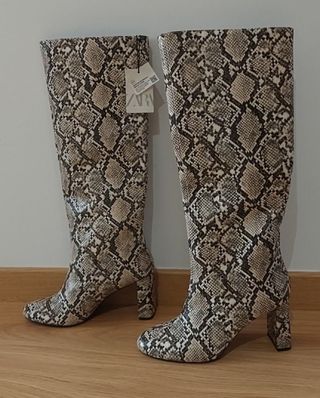 Botas Zara serpiente de segunda mano por 30 EUR en Cuarte de Huerva en  WALLAPOP