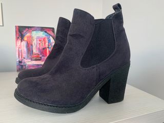 Botines tacon azul marino de segunda mano por 10 EUR en Gijón en WALLAPOP