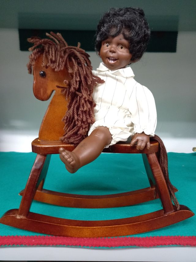 Bambola antica con cavallo