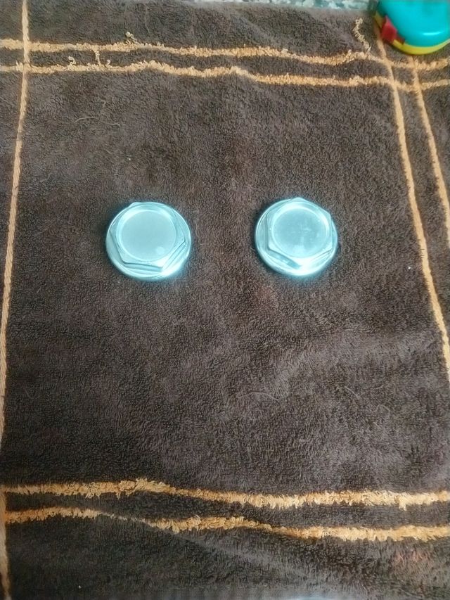 TAPONES METÁLICOS ROSCA