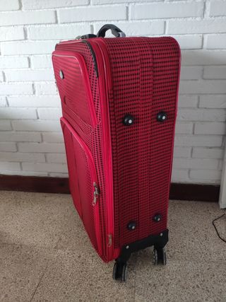 Maleta Grande Roja Usada 1 vez de segunda mano por 10 EUR en Cabrera de Mar  en WALLAPOP