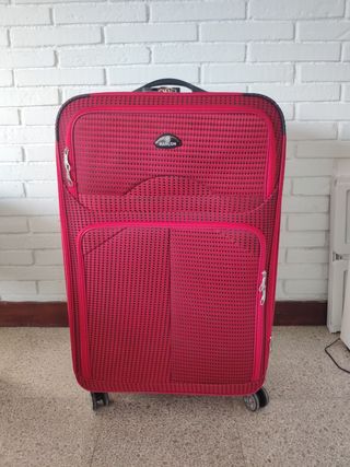 Maleta Grande Roja Usada 1 vez de segunda mano por 10 EUR en Cabrera de Mar  en WALLAPOP