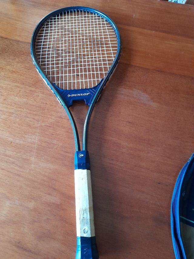 Raqueta Dunlop.