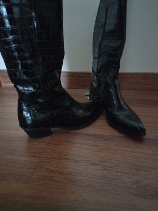 Botas altas tacon bajo negras de segunda mano por 60 EUR en Castellón de la  Plana en WALLAPOP