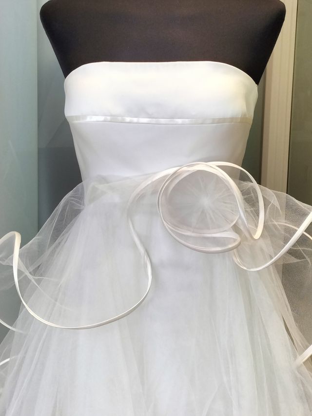 vestido palabra de honor con tul y chal