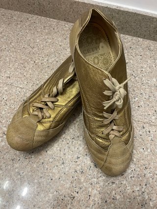 Zapatos color oro de segunda mano por 8 EUR en Puerto de Mazarron en  WALLAPOP