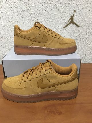 Zapatillas Nike air forcé 1 LV 8 talla 36.5 de segunda mano por 100 EUR en  Alicante en WALLAPOP