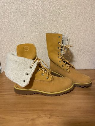 Timberland Altas nuevas con borreguito de segunda mano por 40 EUR en  Santiago de Compostela en WALLAPOP