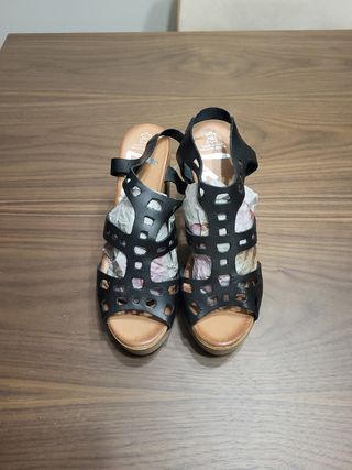 Sandalias Lola rey de piel talla 39 de segunda mano por 25 EUR en Torrejón  de Ardoz en WALLAPOP