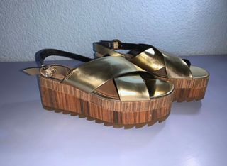 Sandalias doradas Zara con plataforma de segunda mano por 15 EUR en  Valencia en WALLAPOP