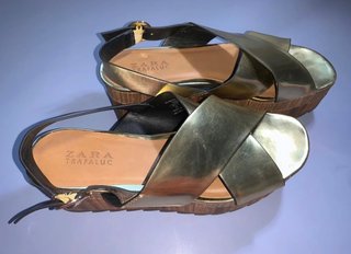 Sandalias doradas Zara con plataforma de segunda mano por 15 EUR en  Valencia en WALLAPOP