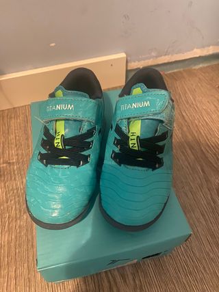 Futbol sala de Ropa de deporte y Baño para Niños | FASHIOLA.es