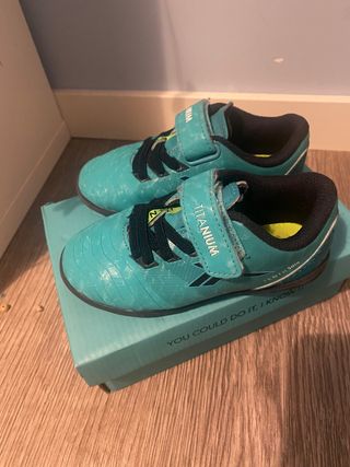 Zapatillas fútbol sala marca tenth talla 26 de segunda mano por 10 EUR en  Madrid en WALLAPOP